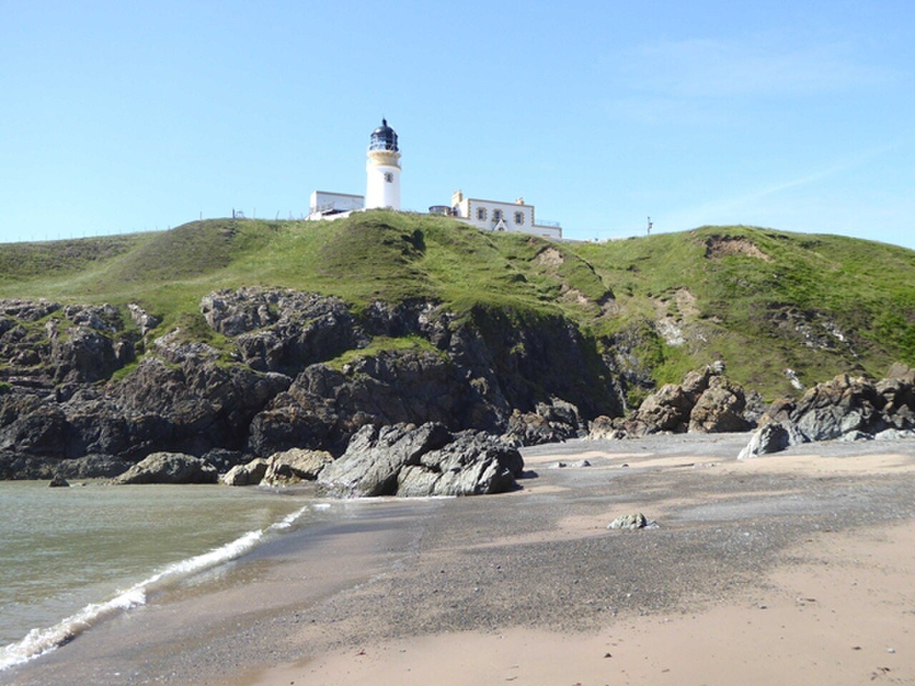 Killantringan Lighthouse above the beach.